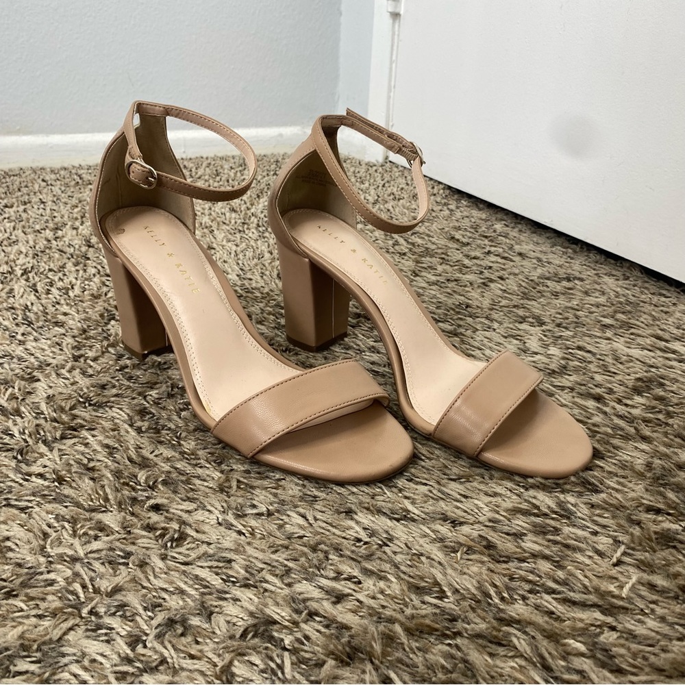Women’s neutral faux leather open toe heel size 9.5